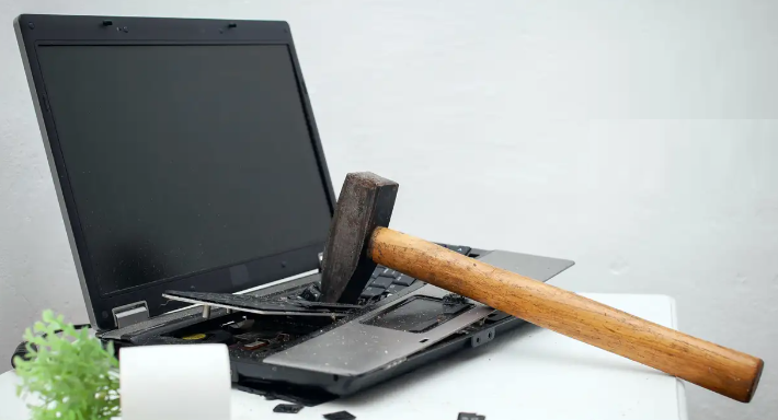 Martello contro laptop