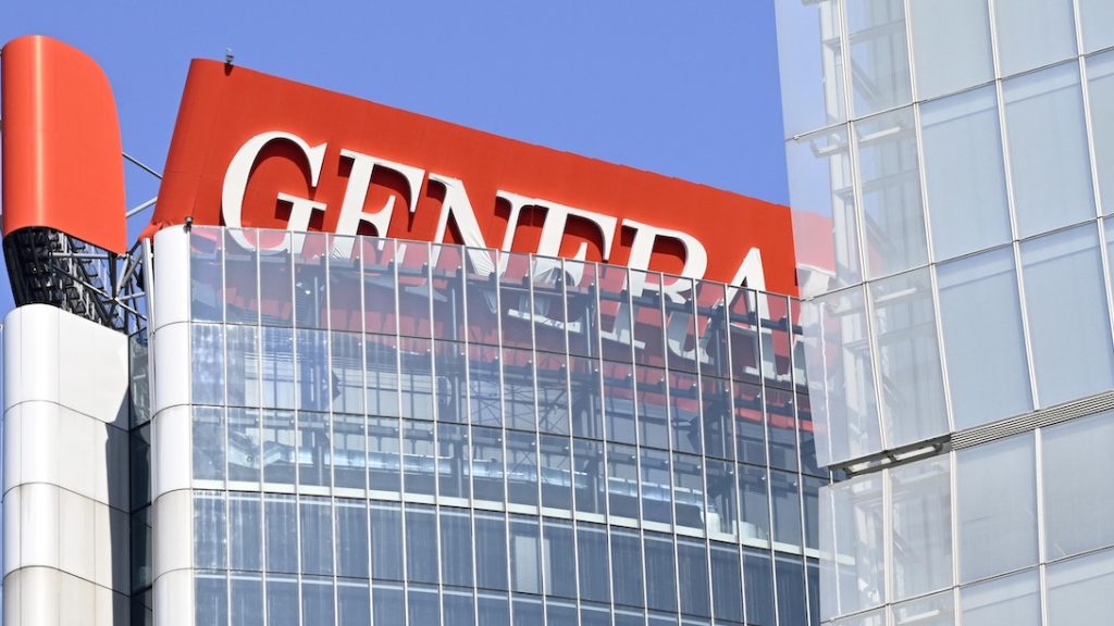 L'insegna della torre Generali parzialmente staccata (ANSA/DANIEL DAL ZENNARO)