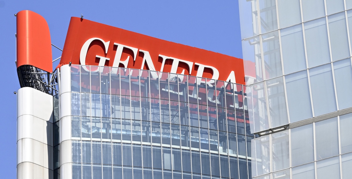 L'insegna della torre Generali parzialmente staccata (ANSA/DANIEL DAL ZENNARO)