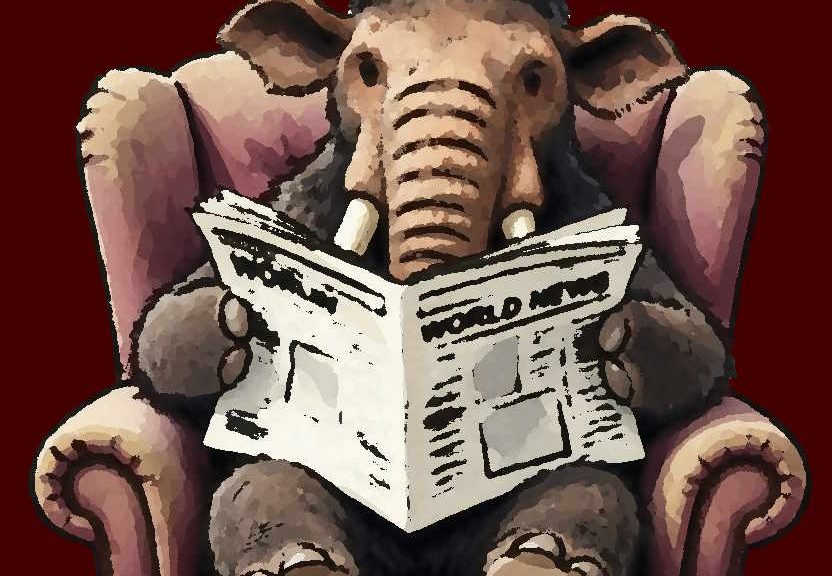 Un mastodonte legge il giornale seduto in poltrona
