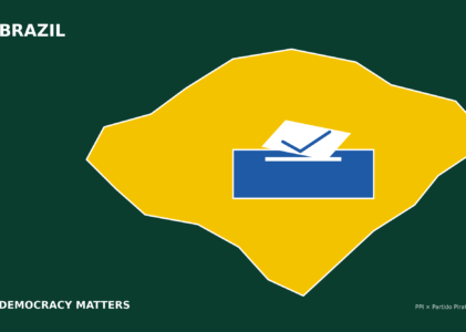 Brazil - Democracy matters: una versione stilizzata dellla bandiera brasiliana, con i colori verdeoro: verde intorno, un quadrilatero giallo a forma di Brasile e al centro un'urna elettorale blu